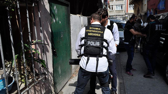 İstanbul'daki uyuşturucu baskınında 10 tutuklama