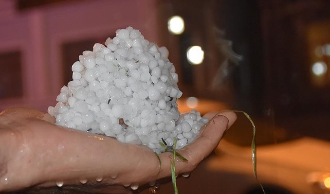 Kars'ta dolu yağdı