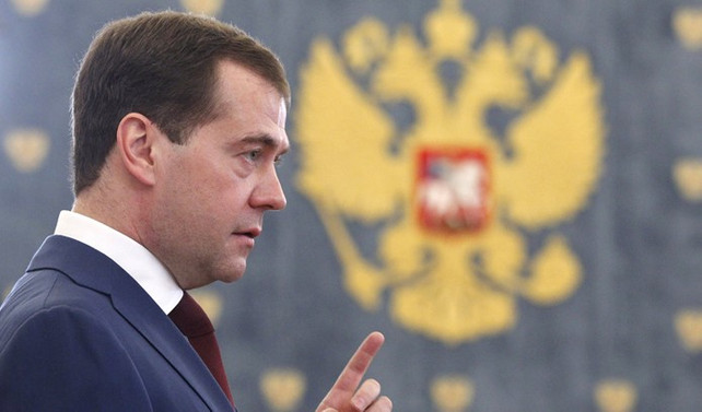 Medvedev: Bütçe açığı 1.5 trilyon rubleye gerileyecek