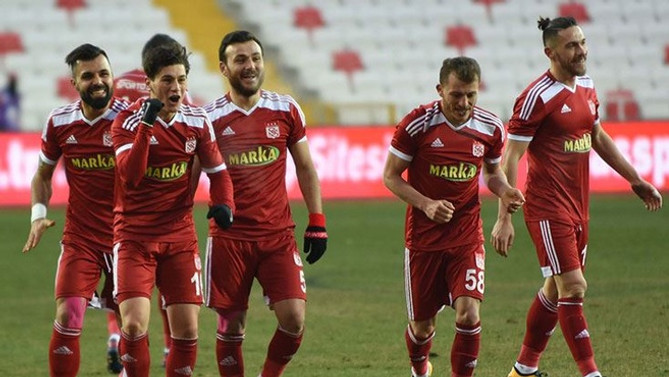 Sivasspor 4 futbolcusuyla yollarını ayırdı