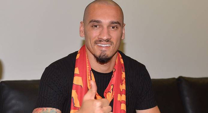 Galatasaray, Maicon'u renklerine bağladı