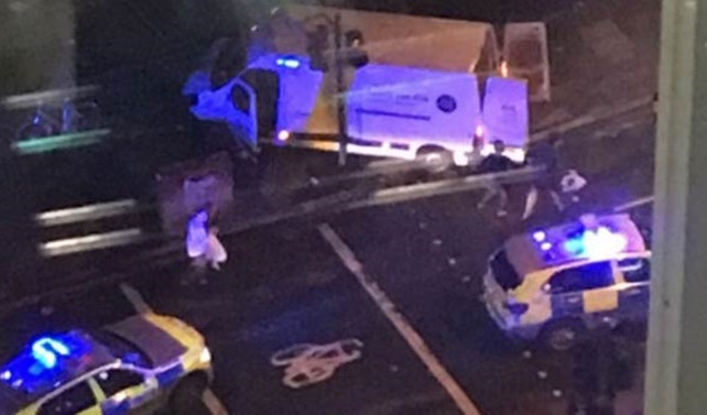 Londra'da bir aracın yayalara çarptığı iddia ediliyor