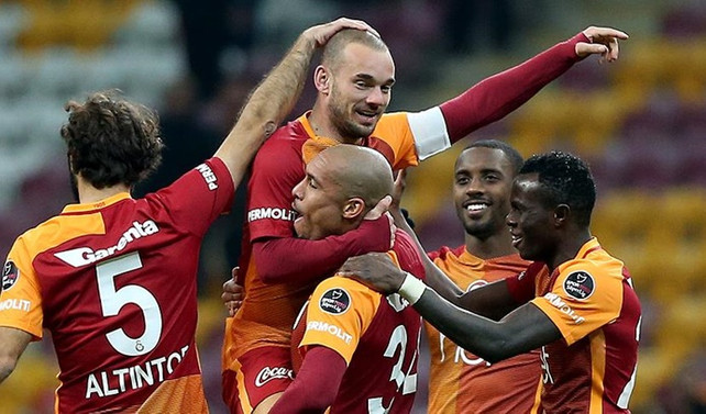 Sneijder, Van der Sar'ı yakaladı