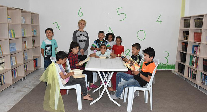 Gün parasıyla köy okulu kütüphaneye kavuştu