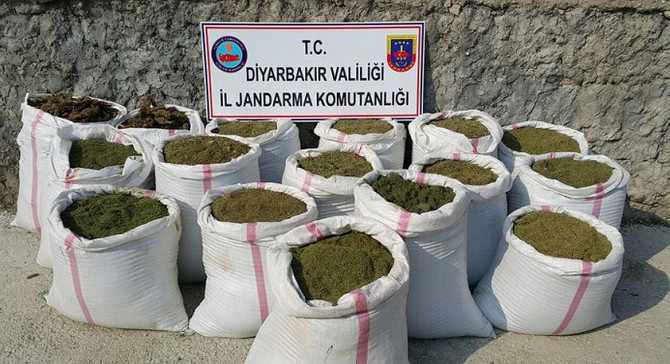 Diyarbakır'da tonlarca esrar ele geçirildi