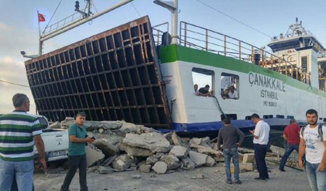Feribot iskeleye çarptı