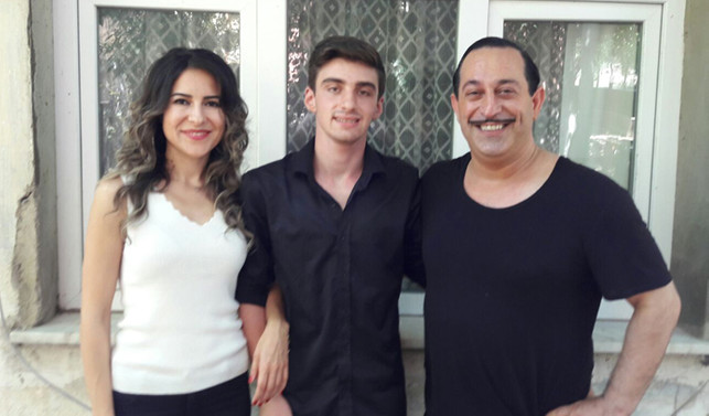 Cem Yılmaz, burs sözü verdiği otizmli Yunus ile buluştu