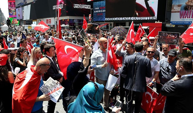 15 Temmuz şehitleri Times Meydanı'nda anıldı