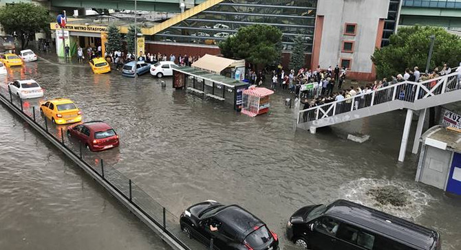 İstanbul'da metro seferleri yapılamıyor