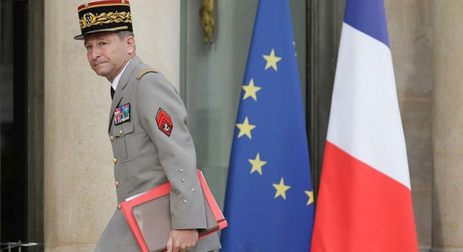 Macron gitsin dedi, istifa etti