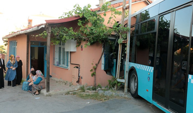 Ümraniye'de halk otobüsü eve çarptı