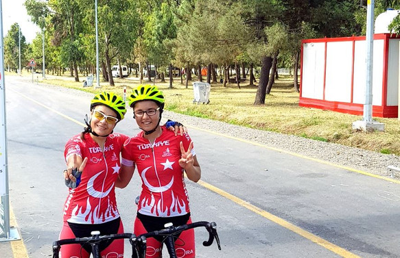 Büşra ve Elvan, Türkiye'yi Deaflympics'te temsil ediyor