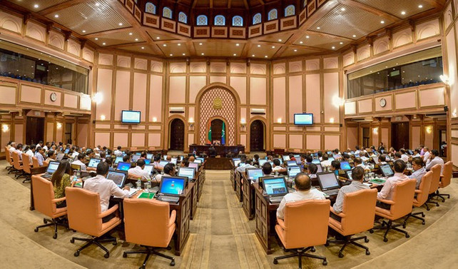 Maldivler'de ordu parlamento kapısını kilitledi
