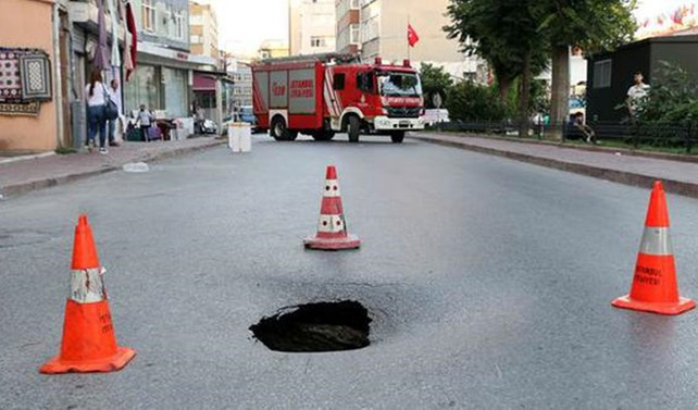 Fatih’te yol çöktü, cadde trafiğe kapatıldı