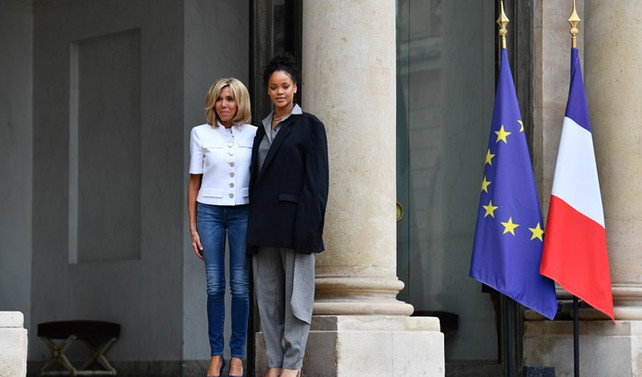 Macron, şarkıcı Rihanna ile görüştü