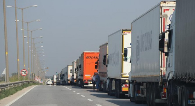 Kapıkule'de 7 kilometrelik tır kuyruğu