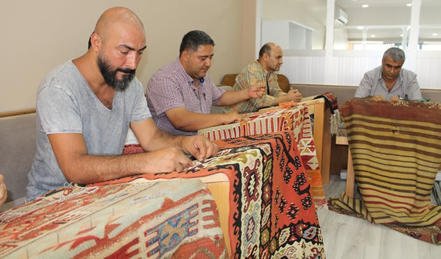 Antika halıları onaracak ustalar yetişiyor