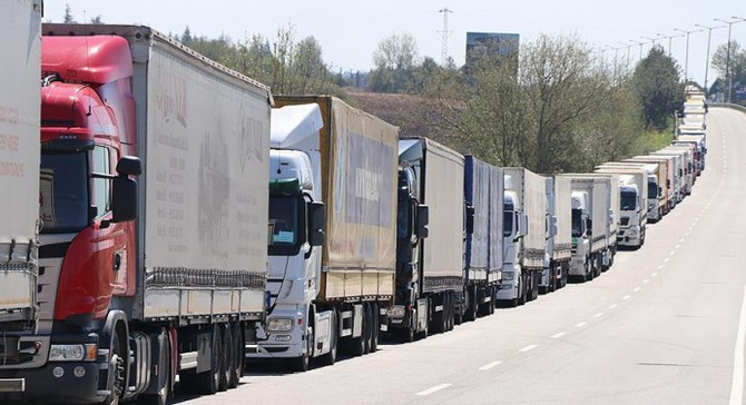 Kapıkule'de 14 kilometrelik TIR kuyruğu oluştu