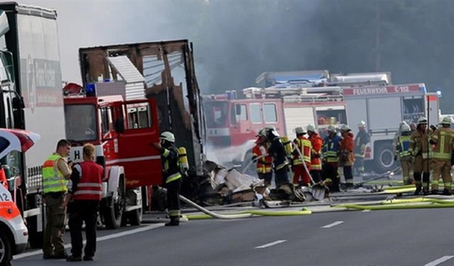 Almanya'da otobüs TIR'a çarptı: 18 ölü