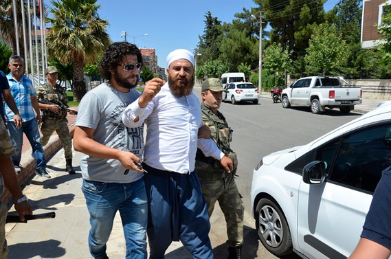 Şanlıurfa'da Atatürk heykeline saldırı