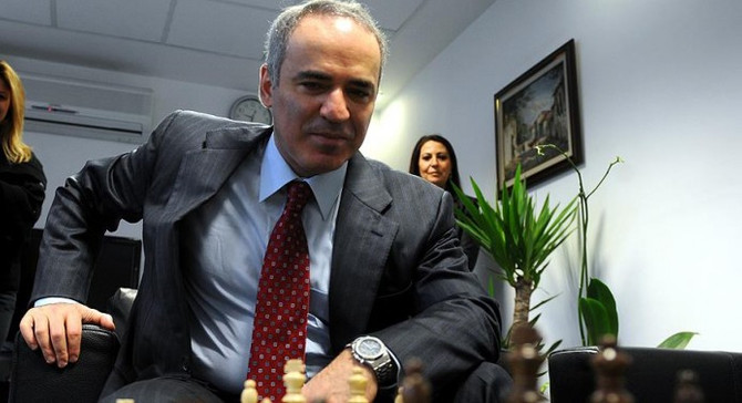 Dünya Satranç Şampiyonu Kasparov geri dönüyor