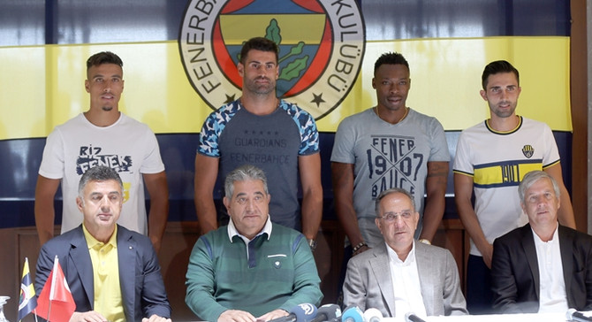 Fenerbahçe'de toplu imza töreni