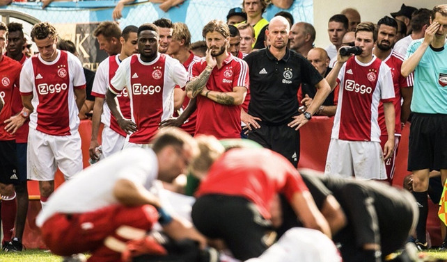 Ajaxlı oyuncu maç esnasında yere yığıldı