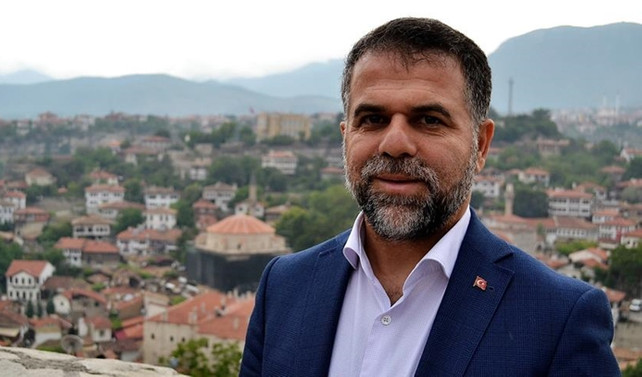 Görevinden uzaklaştırılan belediye başkanı gözaltına alındı