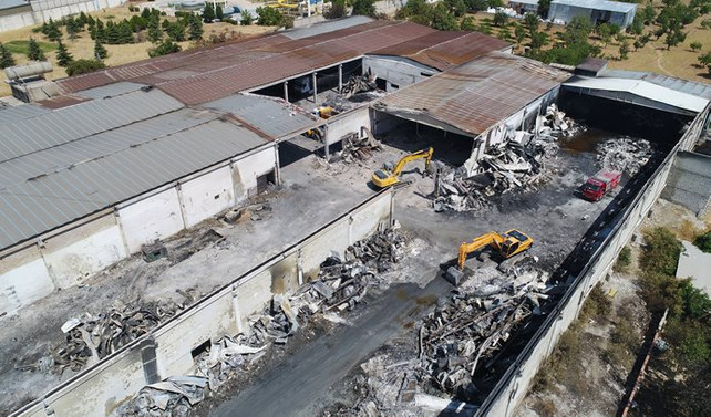 Yanan fabrikadaki kayıp kişiyi arama çalışmaları sürüyor