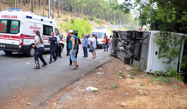 Antalya'da otobüs devrildi