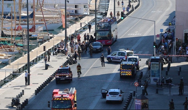 Fransa'da otomobil durağa çarptı