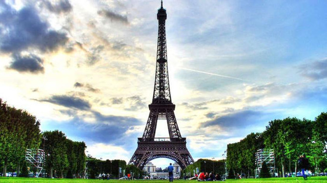 Paris'e yılın ilk yarısında 16 milyon turist geldi