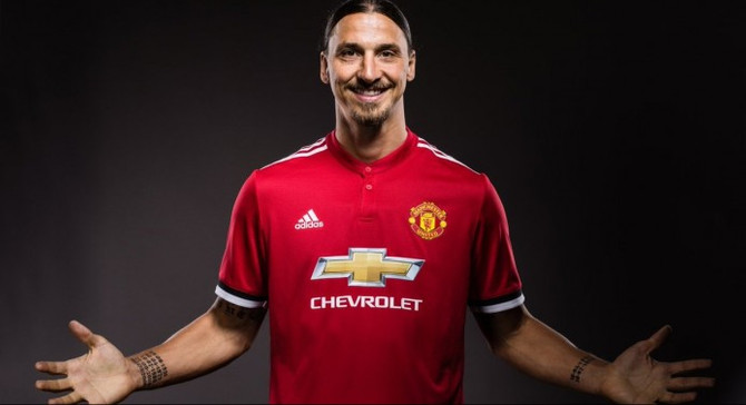 Ibrahimovic, 1 yıl daha Manchester United'da