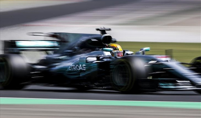 Hamilton tarihe geçti