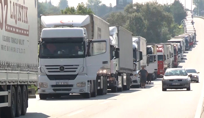 Kapıkule'de 17 kilometrelik tır kuyruğu