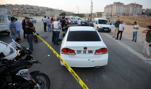 Otomobilden polise ateş açıldı: 1 polis yaralı