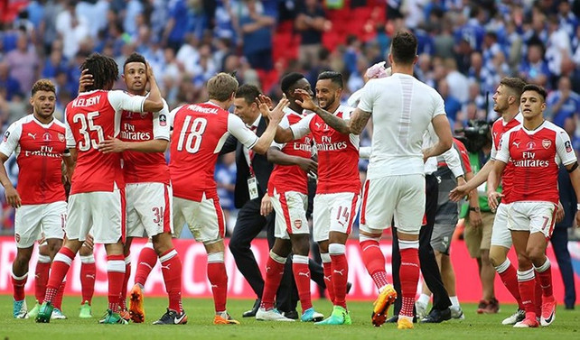 Arsenal sezonu kupayla açtı