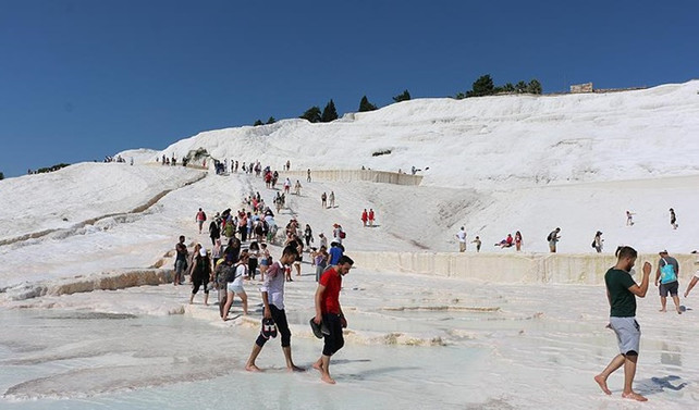 Pamukkale'de turist yoğunluğu
