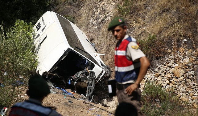 Antalya'da midibüs uçuruma yuvarlandı: 4 ölü