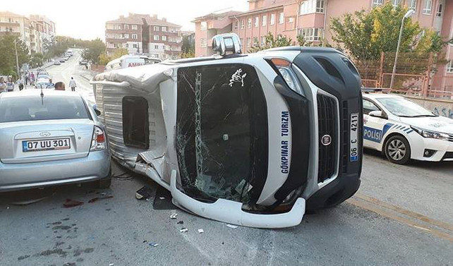 Başkentte öğrenci servisi devrildi: 10 yaralı