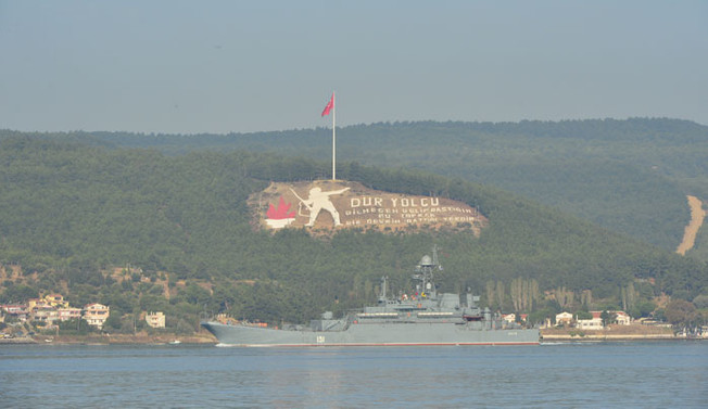 Savaş gemisi Çanakkale Boğazı'ndan geçti