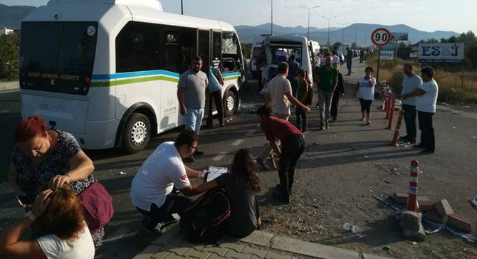 Balıkesir'de minibüsler çarpıştı: 41 yaralı
