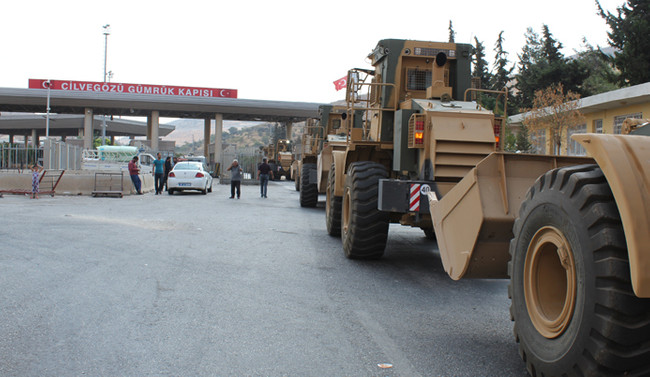 Askeri iş makineleri Cilvegözü Sınır Kapısı'ndan geçti
