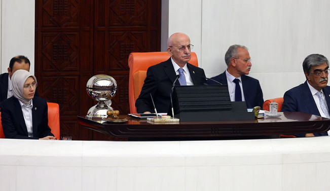 İsmail Kahraman frak giymedi