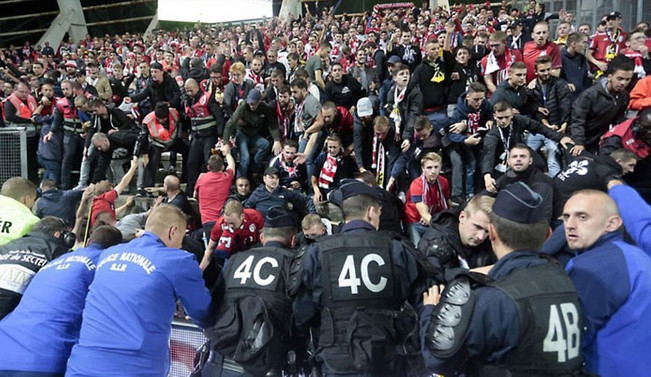 Amiens-Lille maçında tribün bariyeri çöktü