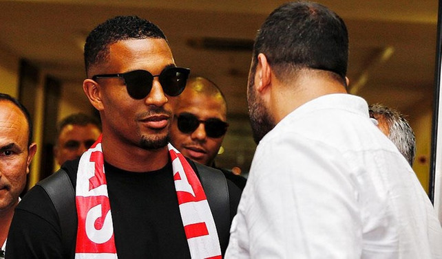 Vainqueur, resmen Antalyaspor'da