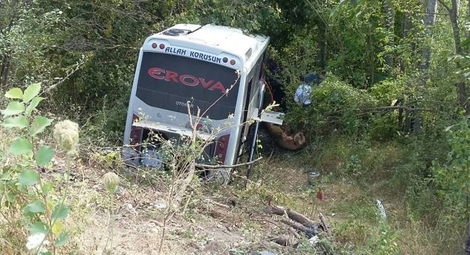 Amasya'da midibüs devrildi: 26 yaralı