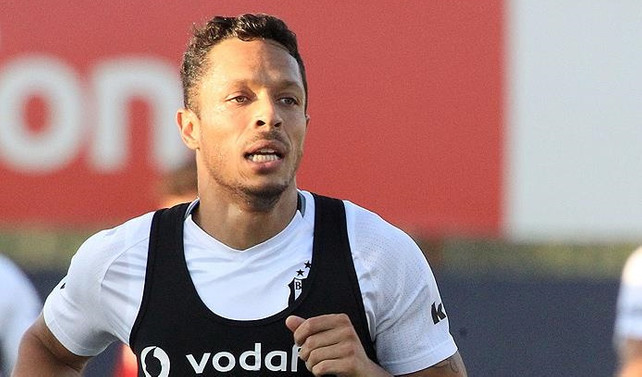 Beşiktaş'ta Adriano sakatlandı