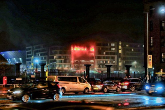 İngiltere’de otoparkta yüzlerce otomobil yandı