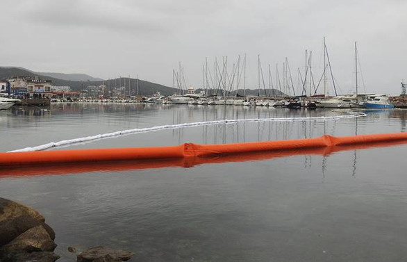 Urla'da denize mazot sızdı liman kapatıldı